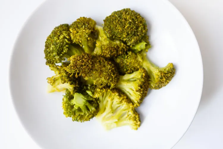 Pan-fried broccoli with red pepper and salt