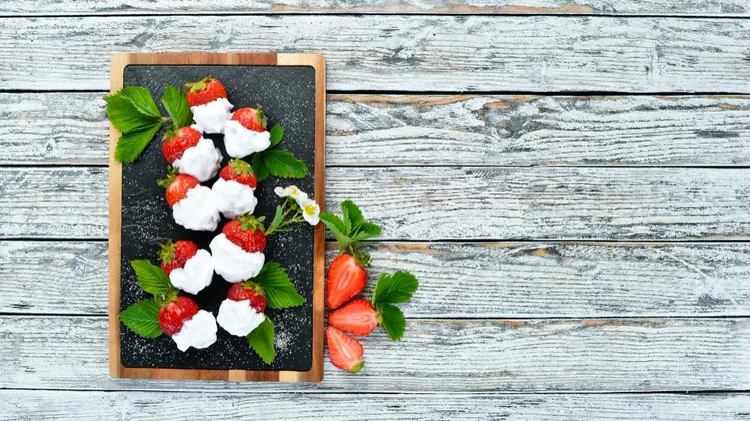 Grilled strawberries with white chocolate cream