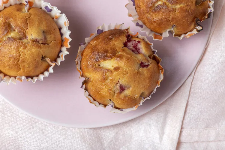 Lime and raspberry friands