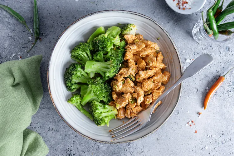 Chicken breast with broccoli and garlic