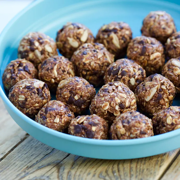 No-bake peanut butter chocolate oatmeal energy bites