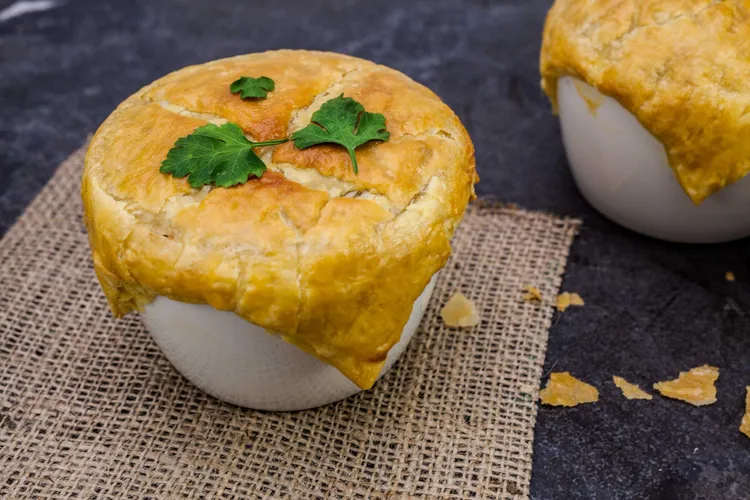 Onion soup with pastry crust