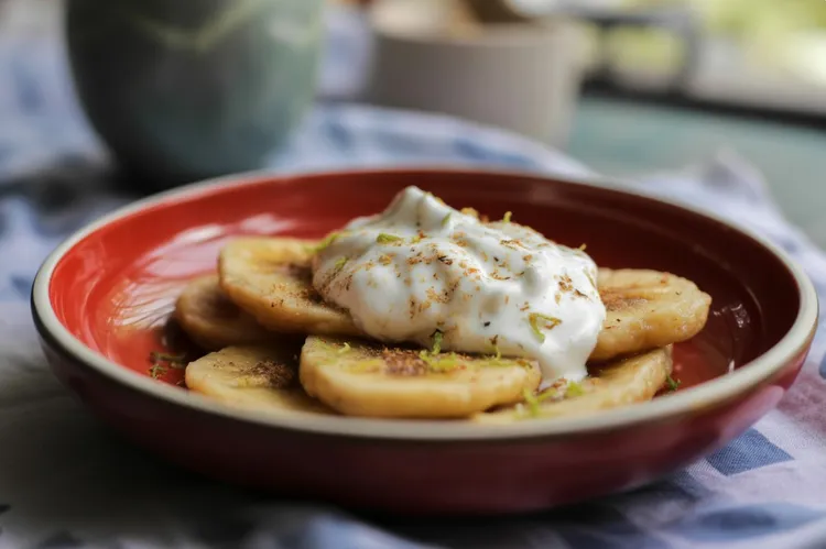 Pan-fried bananas with lime and cardamom cream