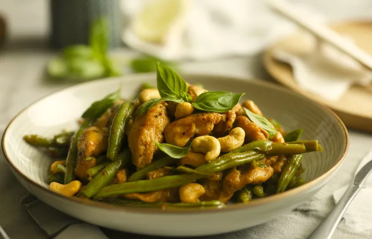 Spicy stir-fried chicken with beans and cashews