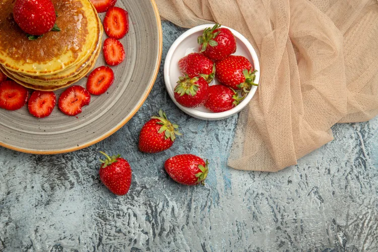 Strawberries & buttermilk pancakes