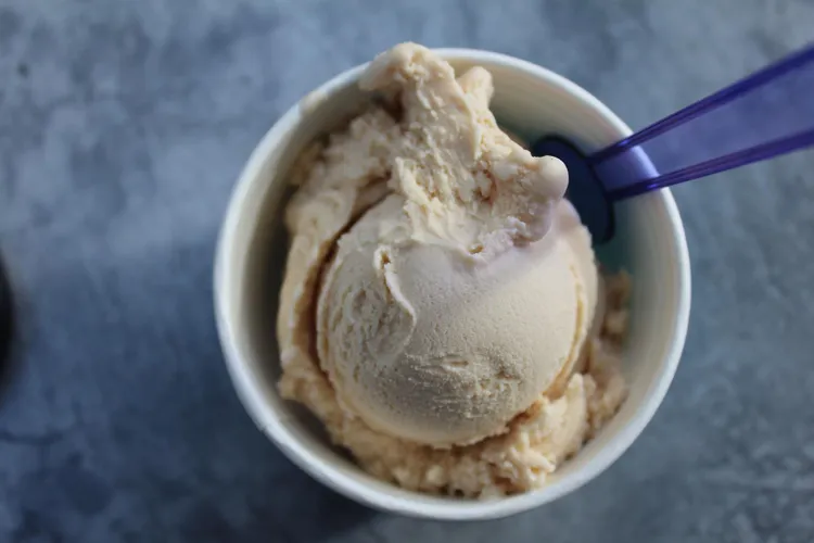Maple and cinnamon frozen yogurt